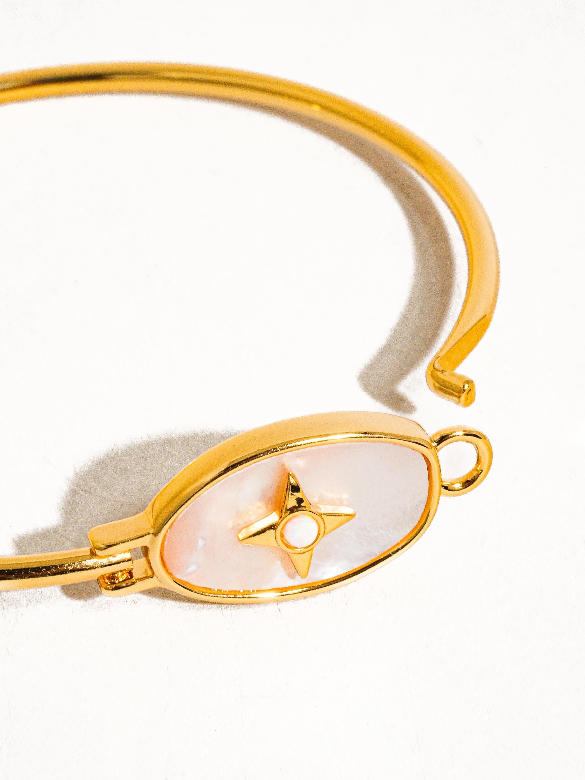 18k Gold Vintage Star Shell Bangle