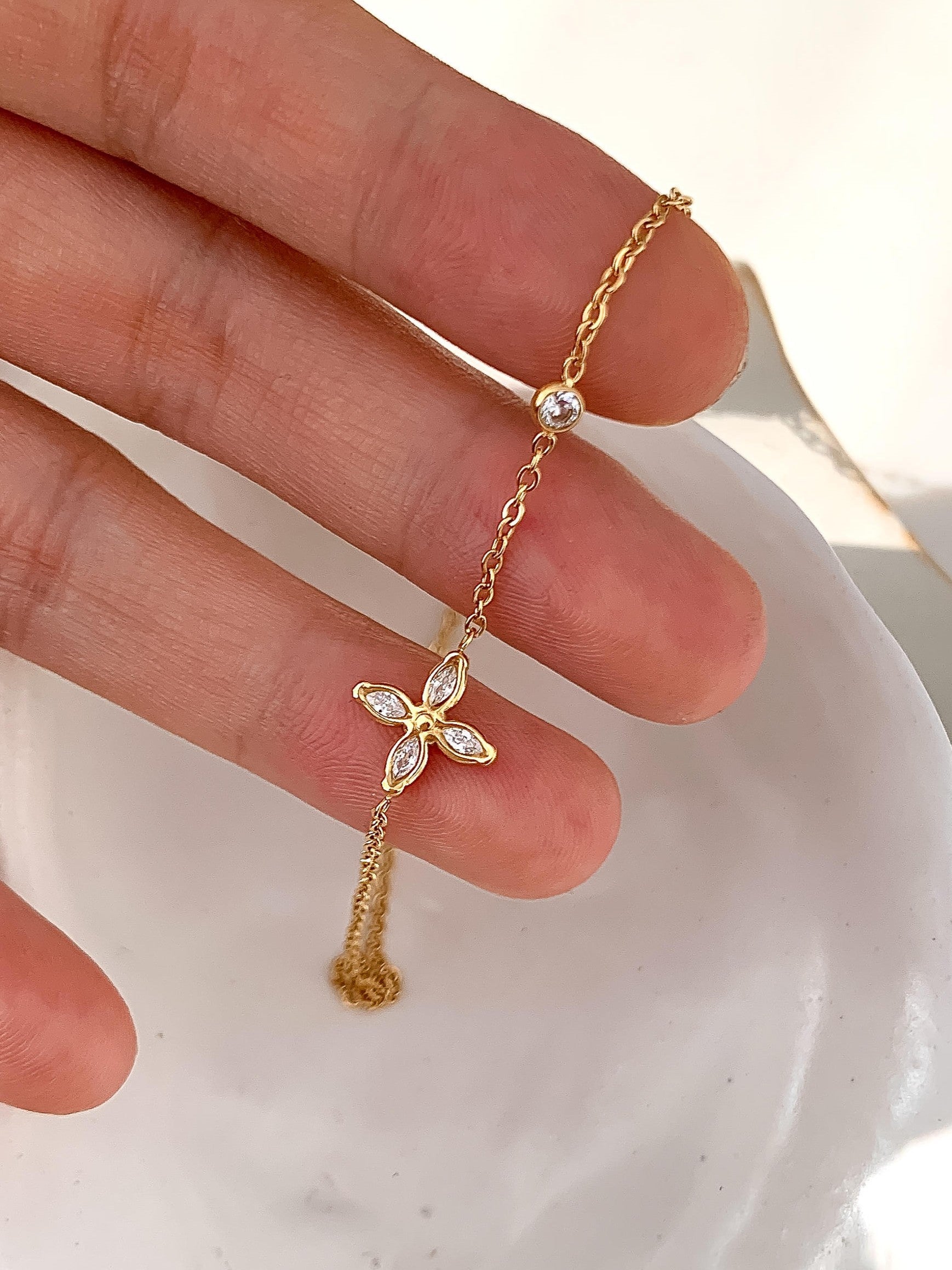 Clyra 18k Gold Dainty Flower Necklace