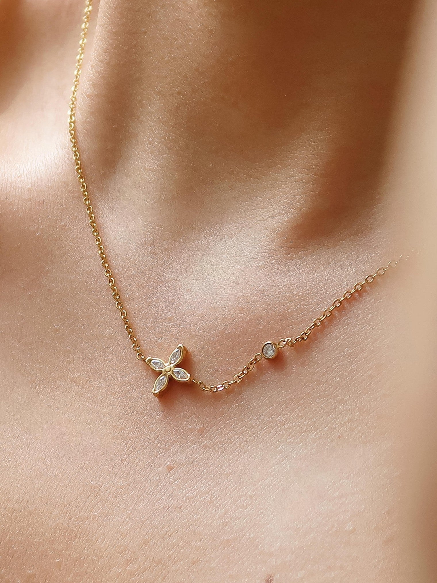 Clyra 18k Gold Dainty Flower Necklace