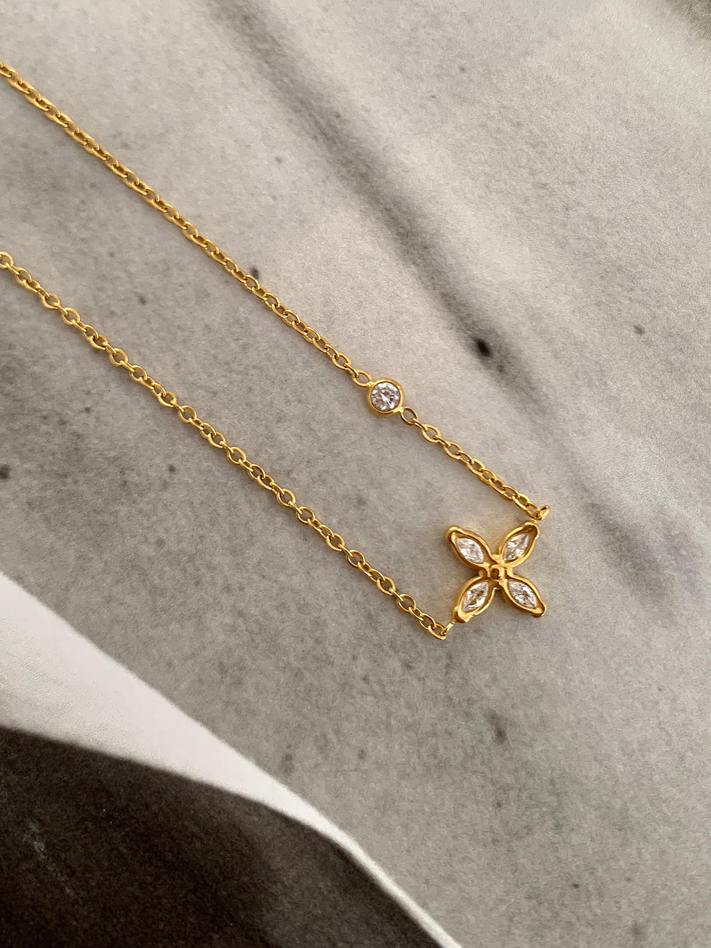 Clyra 18k Gold Dainty Flower Necklace