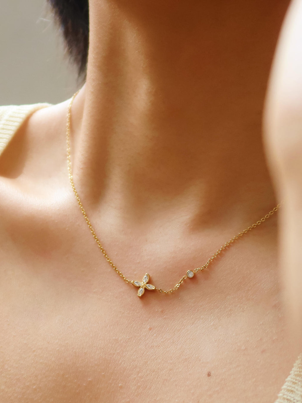 Clyra 18k Gold Dainty Flower Necklace