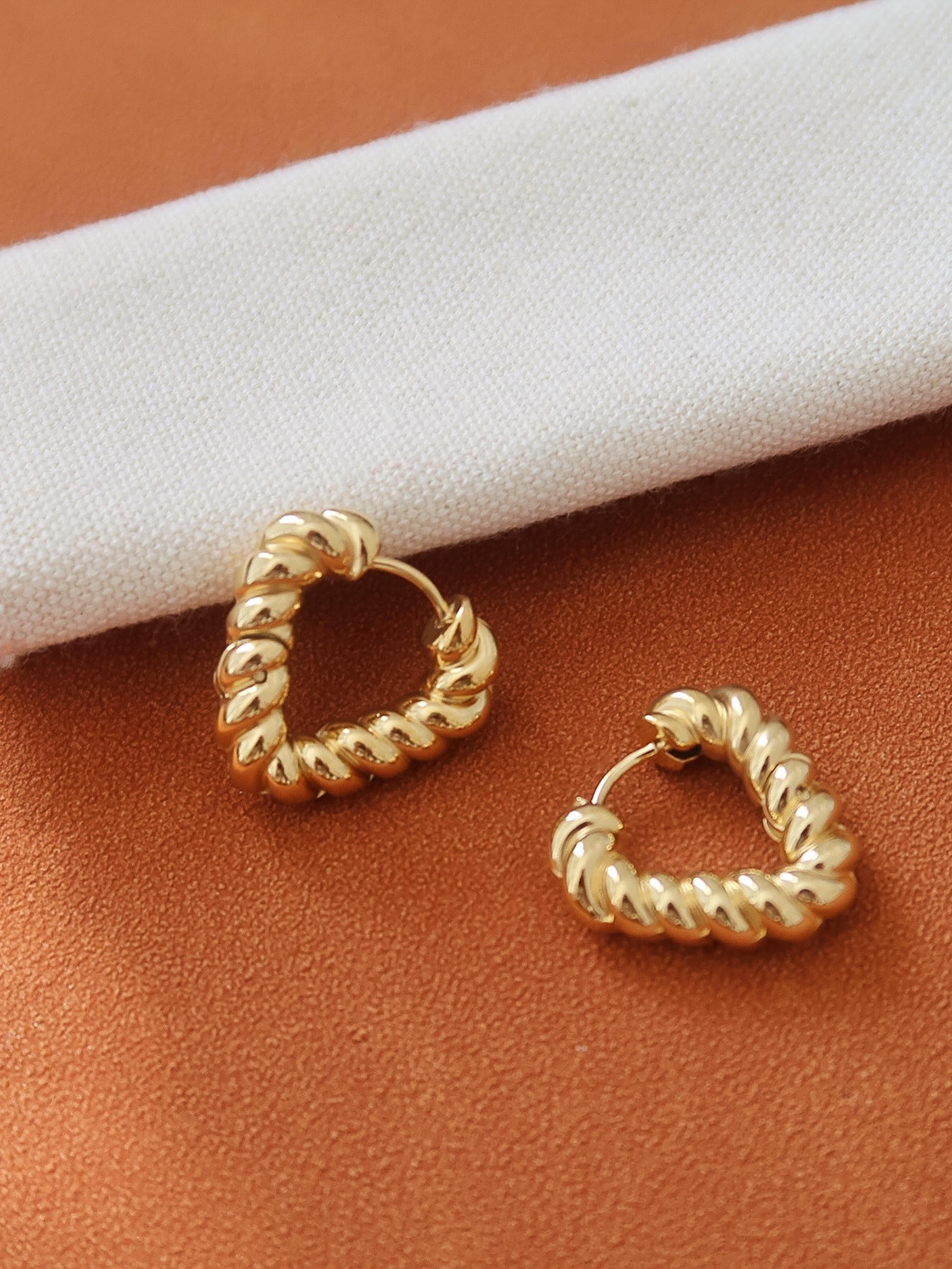18k Gold Twisted Heart Hoop Earrings